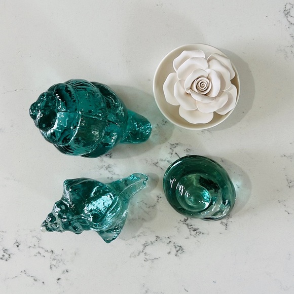 Pier 1 Green Seashell Recycled Glass Figurine - Picture 2 of 16